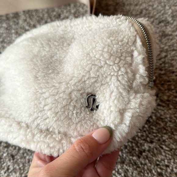 Lululemon Everywhere Belt Bag 1L *Fleece - Picture 3 of 8